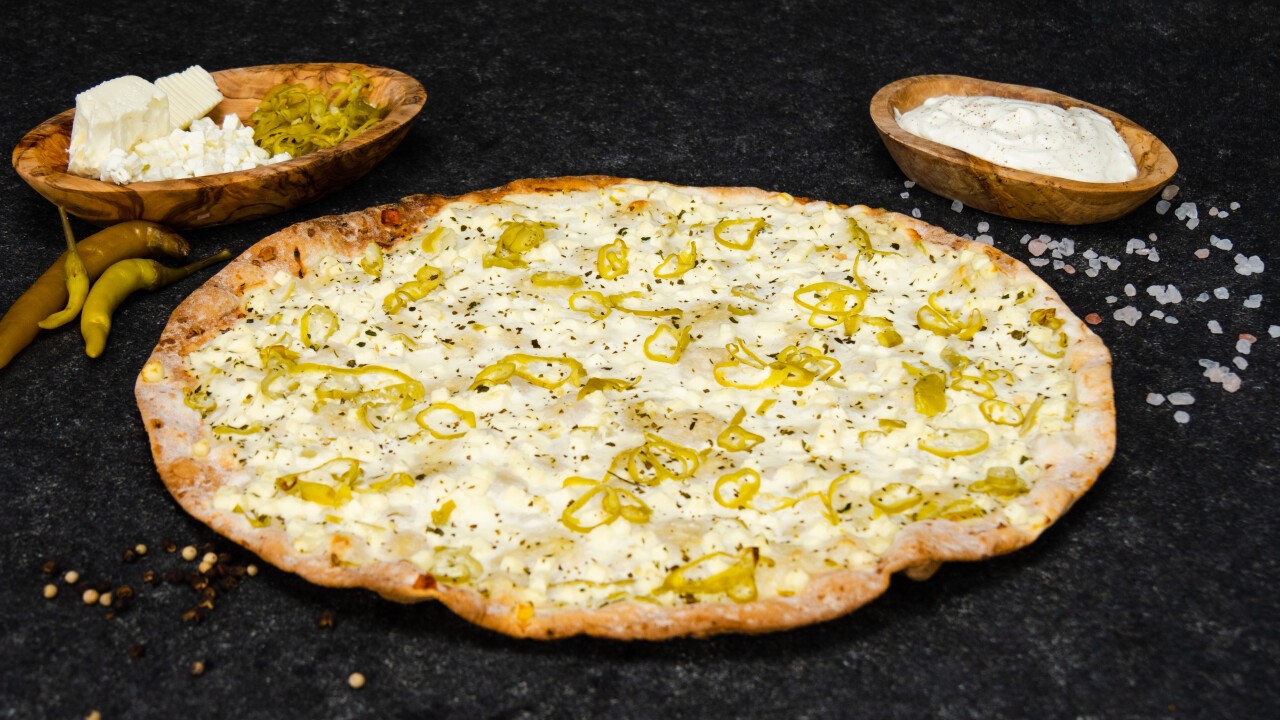 Flammkuchen griechischer Art mit Hirtenkäse & Peperoni