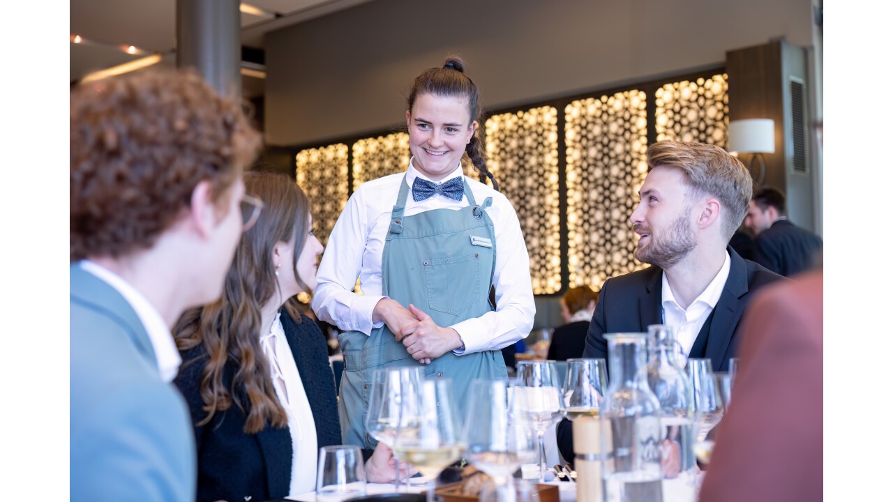 Mittagesservice im Ausbildungsrestaurant.