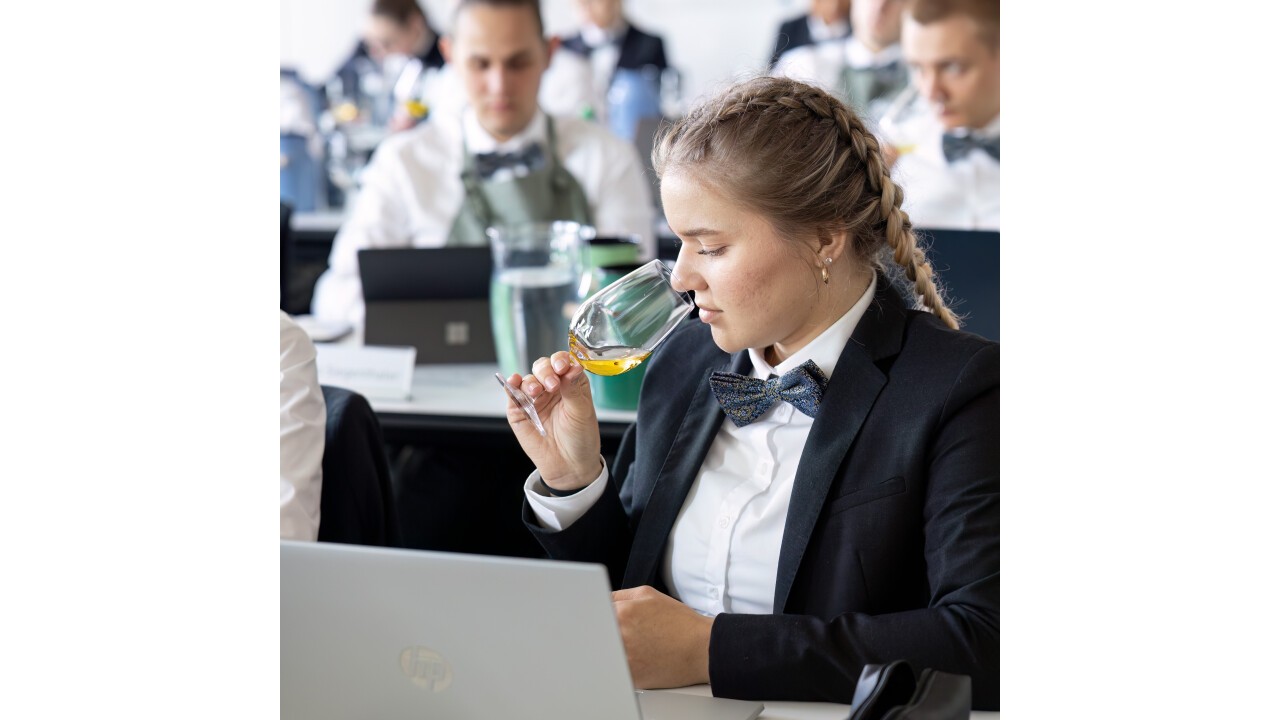 Weindegustation im Schulzimmer.