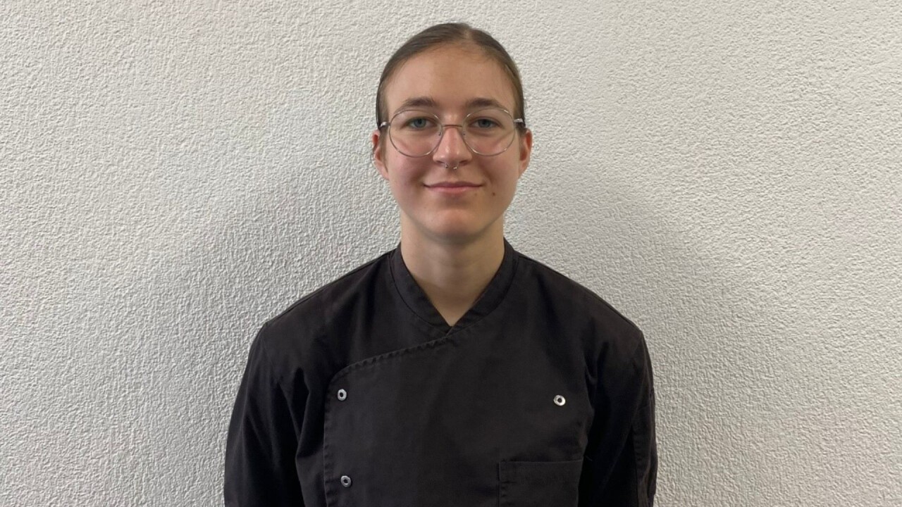 Lisa Näpflin, 19 Jahre, aus Ennetbürgen: «Ich freue mich besonders auf das Kochen mit den anderen Lernenden und auf neue Einblicke. Die gute Zusammenarbeit im Team gepaart mit der Kreativität fasziniert mich besonders an meinem Beruf.»