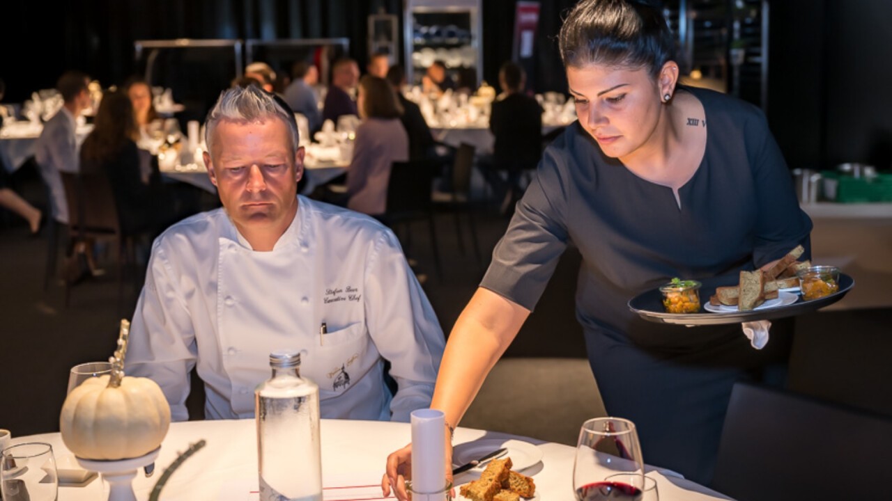 Der Service wird von einer Restaurationsfachklasse übernommen, die sich ebenfalls im Wettbewerb befindet. 